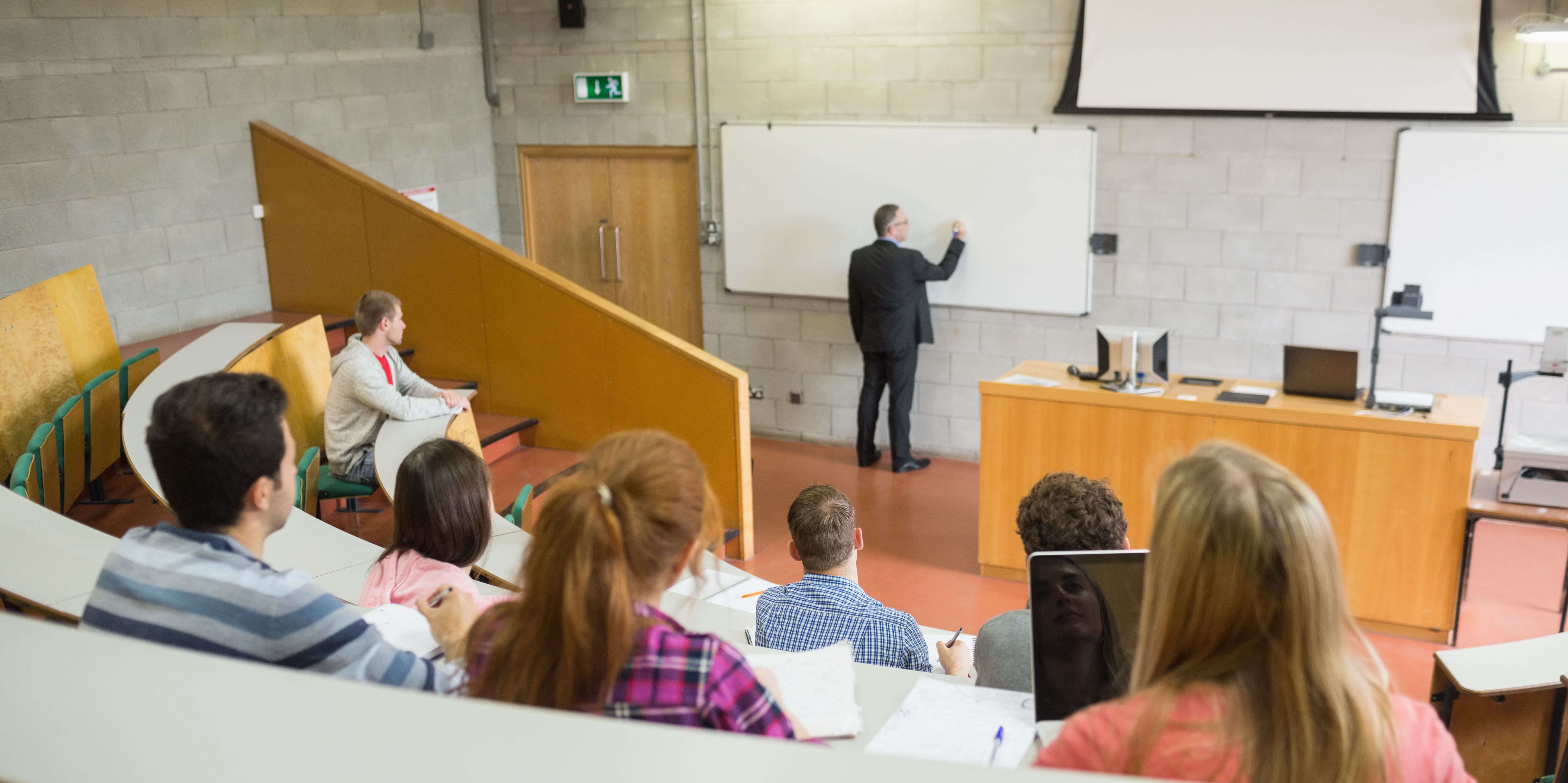 Studenten sitzen im Hörsaal